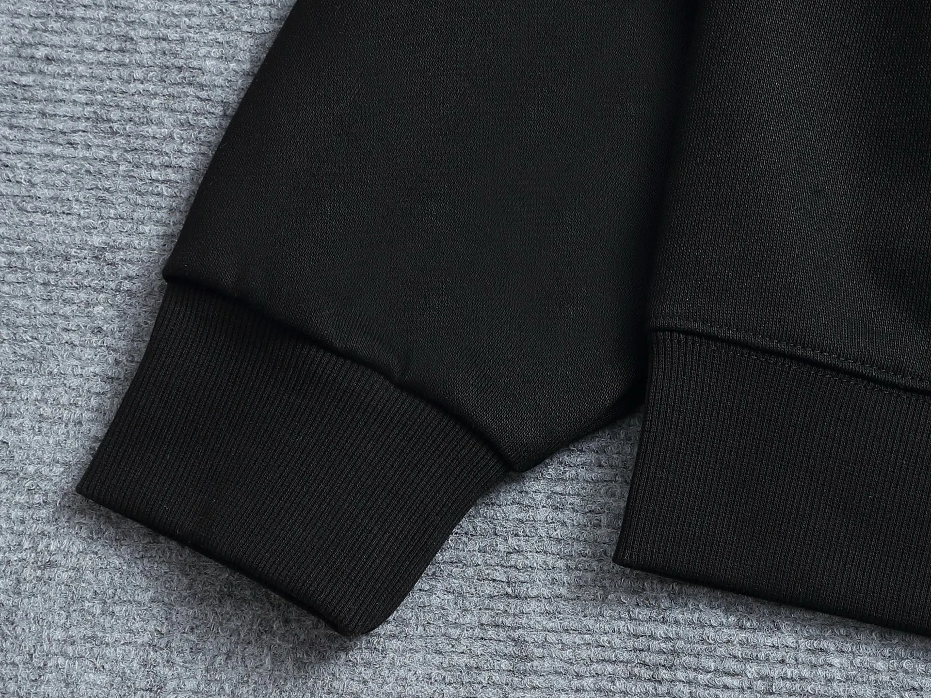 P250 Chrome hearts ch Chrome hearts cross horse LOGO round neck sweatshirt with thousands of needle embroidery crafts. Large version. Loose and stylish. The difference is the low version, the slim version, the upper body and the crotch. 100% commitment: top quality, not fast food. The highest version on the market. Top quality, 450 grams. 26 custom-dyed double yarn cotton, same style for men and women, complete with three standards. Color: Black White Size: SMLXL